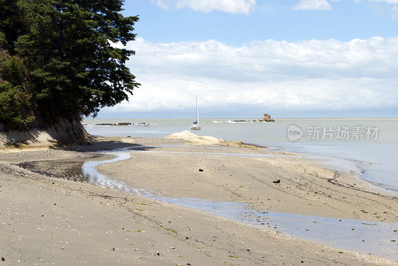 从塔布湾(Tapu Bay)，新西兰凯特尔里(Kaiteriteri)眺望塔斯曼海